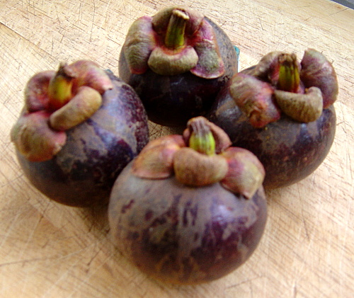 How To Eat A Mangosteen
